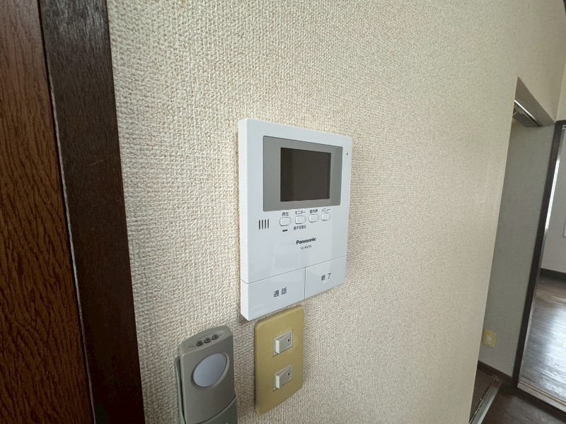 セキュリティ　ＴＶモニター付インターホンです。来客者の顔が見えるので安心！
