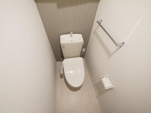 トイレ　落ち着いた色調のトイレです