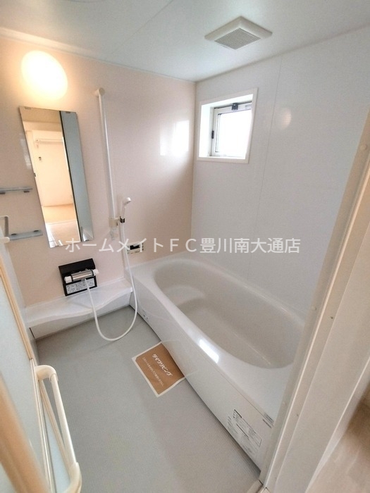 バス・シャワールーム　同型別部屋写真（反転）