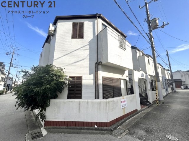 建物外観　居住者専用のごみ置き場があります。