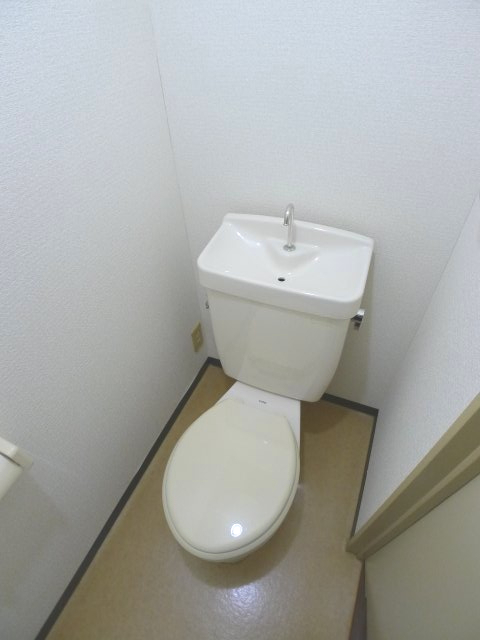 地下鉄名港線 六番町駅 徒歩3分 5階建 築35年のトイレ写真