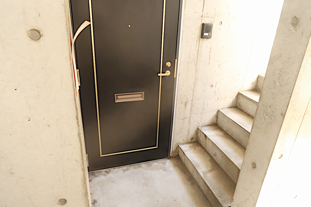 東急目黒線 武蔵小山駅 徒歩7分 3階建 築26年の玄関写真