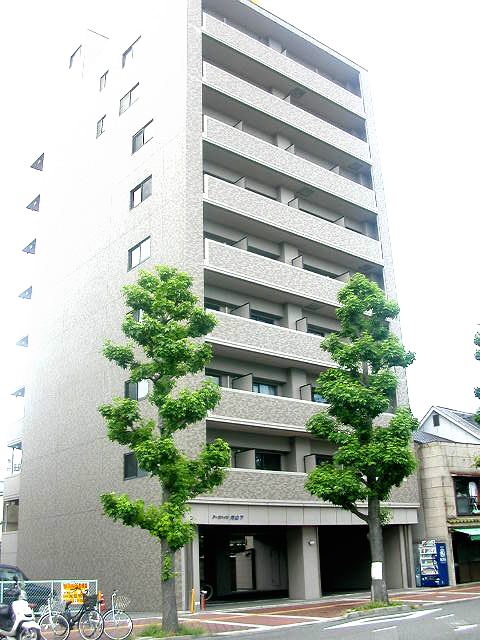 岡山市北区内山下のマンションの建物外観