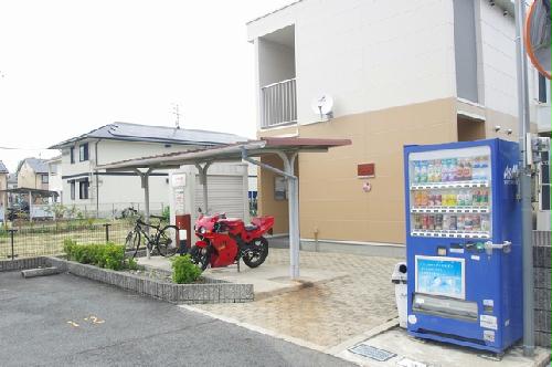その他　物件前に自動販売機があります