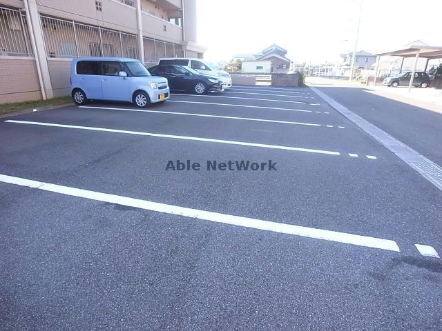 【大垣市三本木のマンションの駐車場】