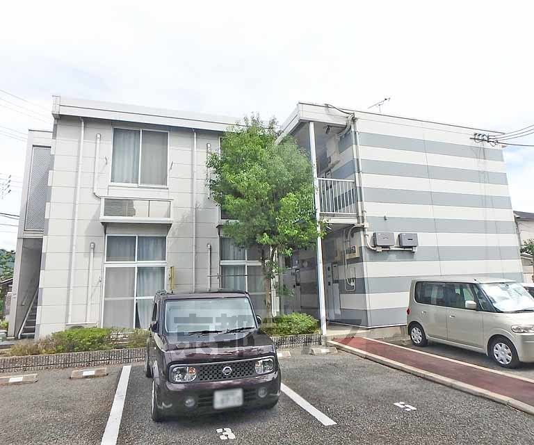 亀岡市大井町並河のアパートの建物外観