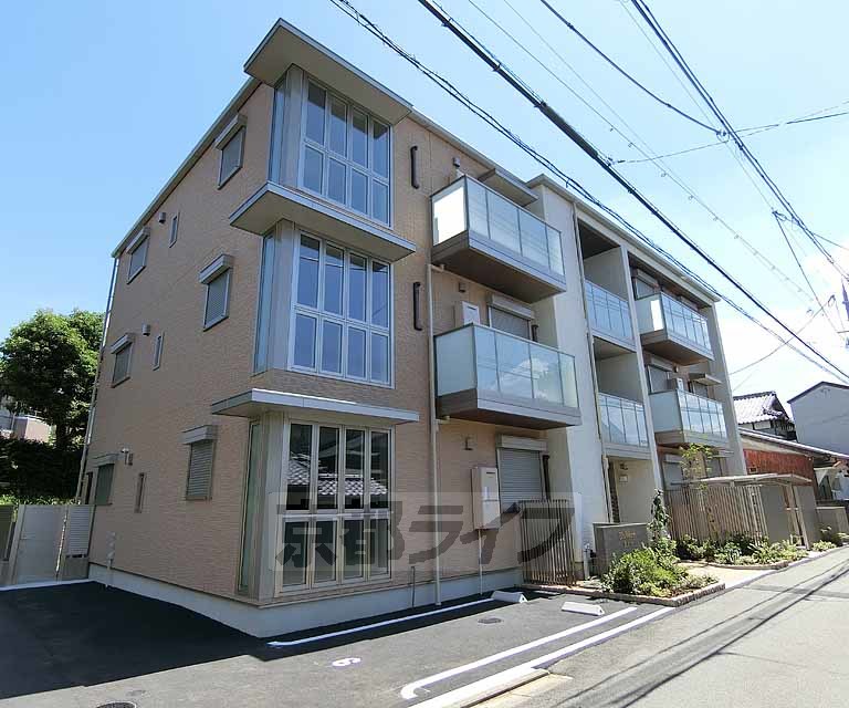 京都市南区久世築山町のアパートの建物外観