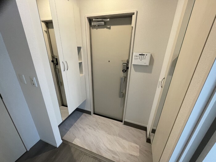 玄関　玄関に収納があると、とっても便利です。