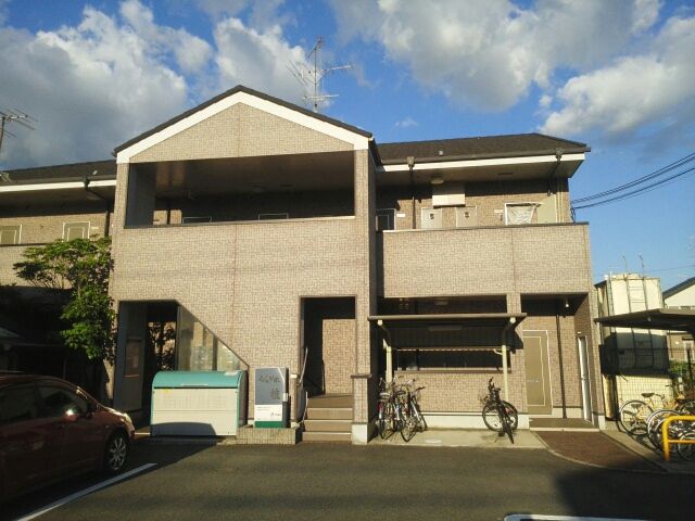 京都市西京区川島三重町のアパートの建物外観