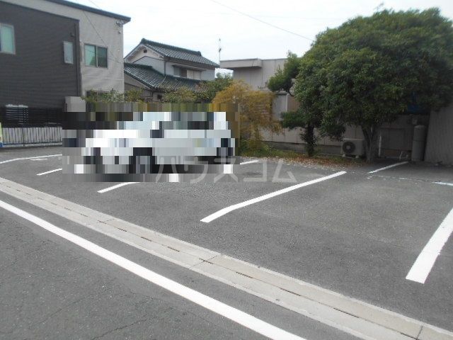 【磐田市松之木島のアパートの駐車場】