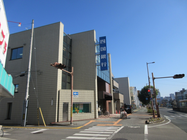 【リヴィエラ上町IIの銀行】