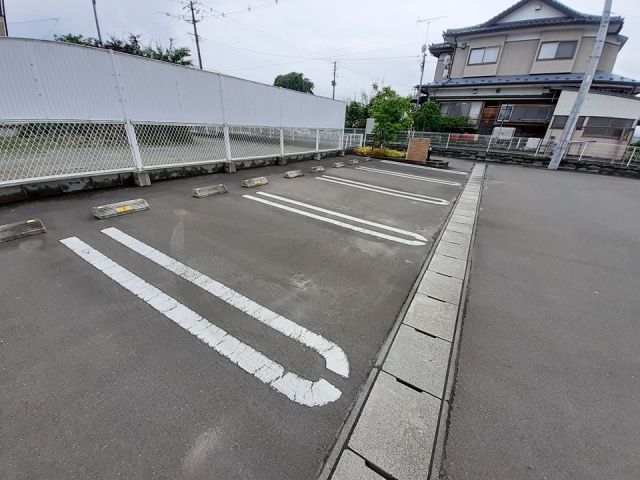 【ポラリス三番館の駐車場】