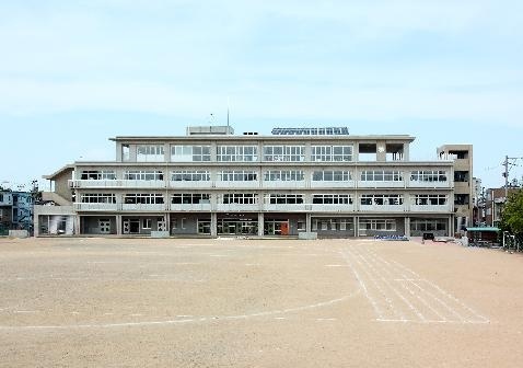 【シェモア丸の内の小学校】