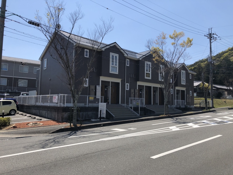 【西脇市高田井町のアパートの建物外観】