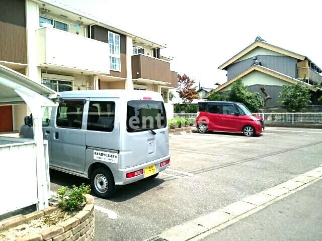 【江南市後飛保町新開のアパートの駐車場】