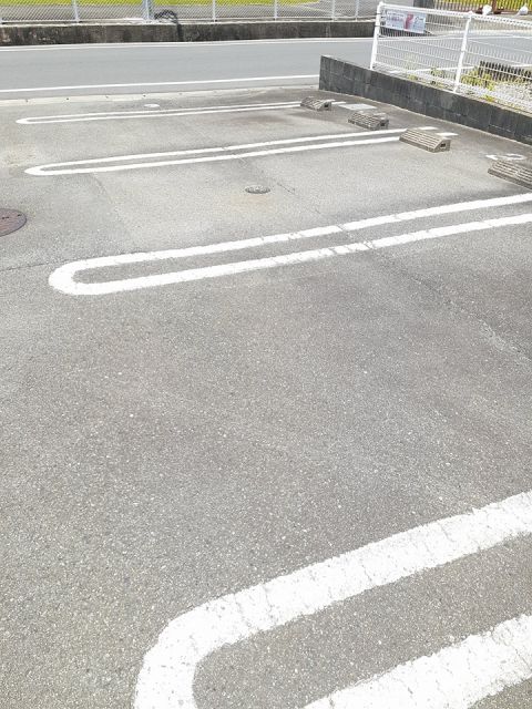 【松阪市甚目町のアパートの駐車場】