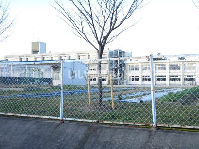 【松阪市甚目町のアパートの小学校】