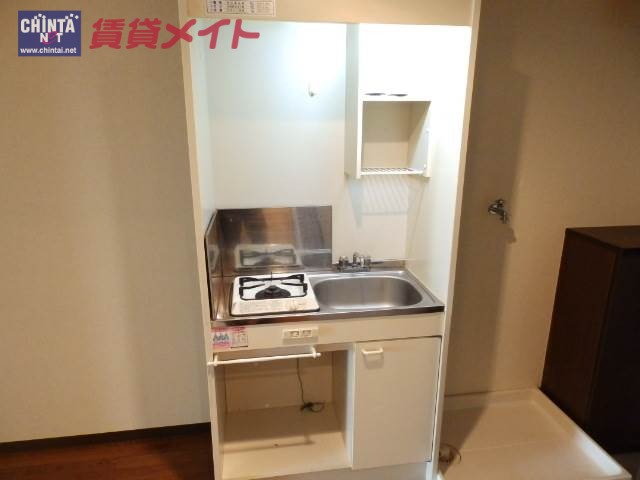 【津市高茶屋小森町のマンションのキッチン】