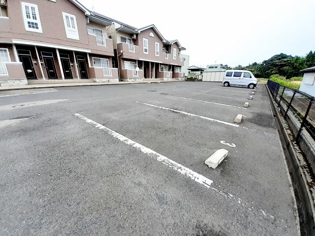 【加賀市作見町のアパートの駐車場】