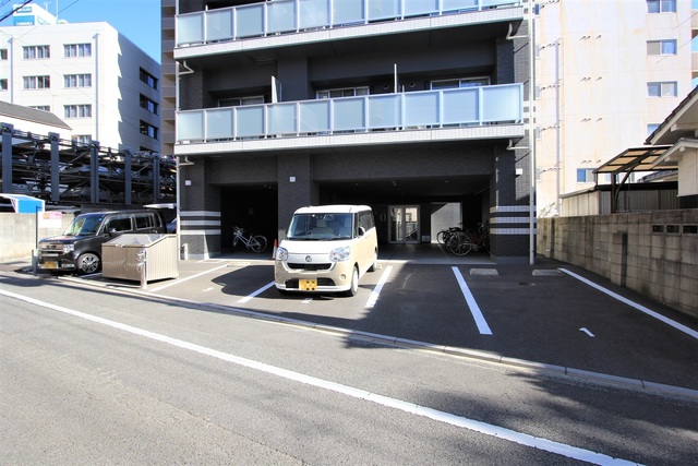 【松山市喜与町のマンションの駐車場】