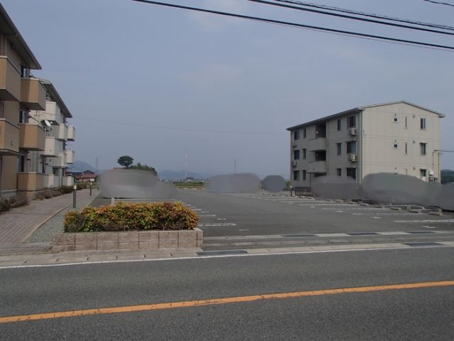 【リビングタウン湖山　A棟の駐車場】