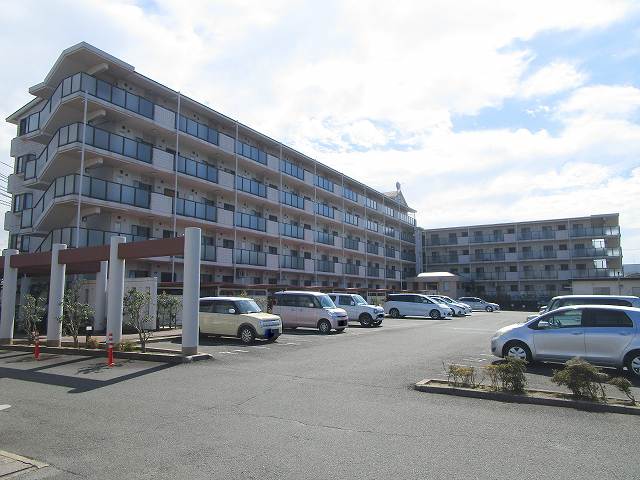 亀岡市大井町並河のマンションの建物外観