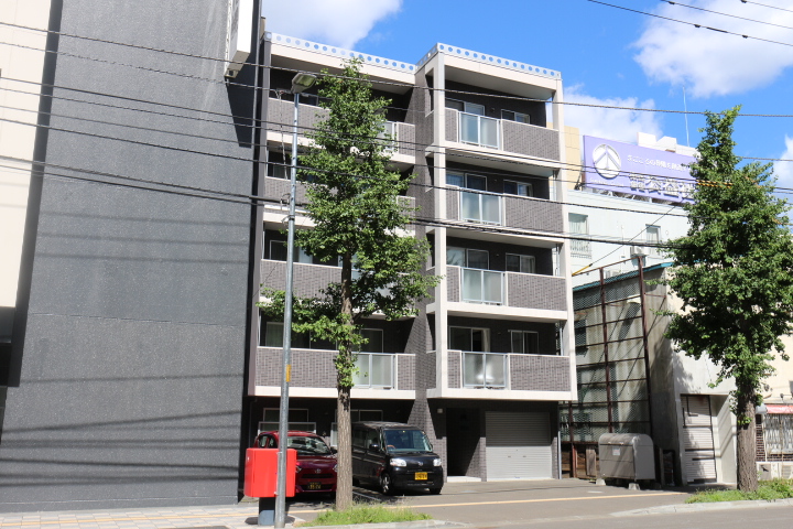 札幌市中央区南三条西のマンションの建物外観