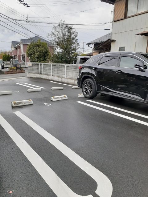 【和歌山市鳴神のアパートの駐車場】