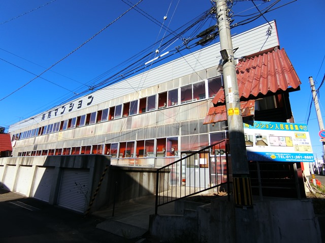 江別市文京台東町のアパートの建物外観