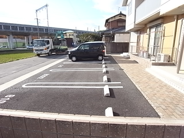 【高砂市曽根町のアパートの駐車場】