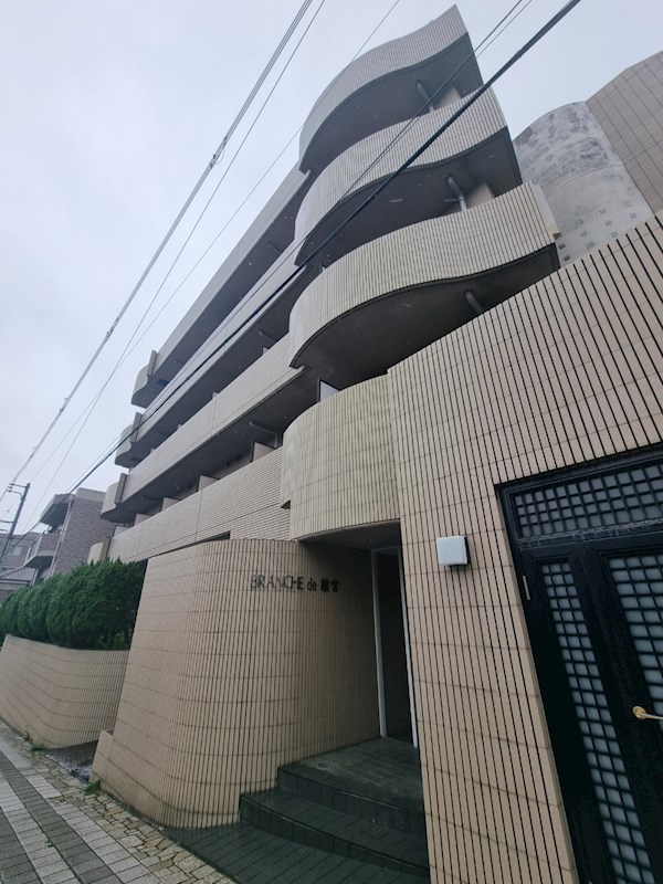 【神戸市須磨区桜木町のマンションの建物外観】