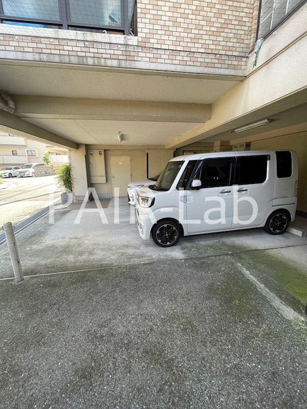 【明石市魚住町鴨池のマンションの駐車場】