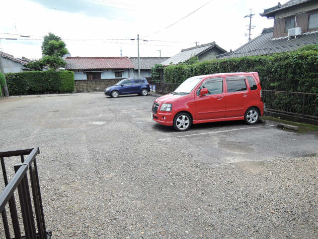 【ファミール若宮の駐車場】