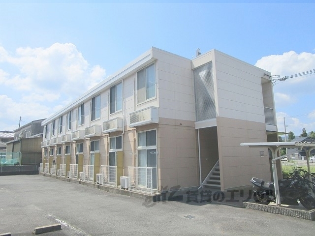 【亀岡市篠町見晴のマンションの建物外観】