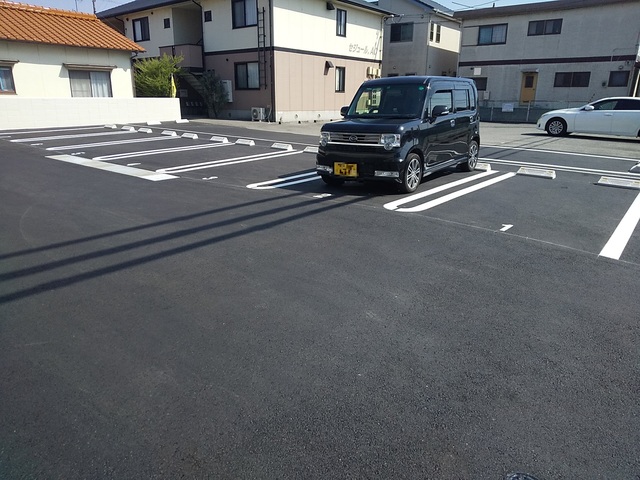 【松山市西長戸町のアパートの駐車場】