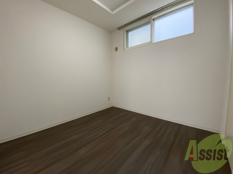 その他部屋・スペース　寝室はこちらです。光が差し込む、温かみのあるお部屋です。