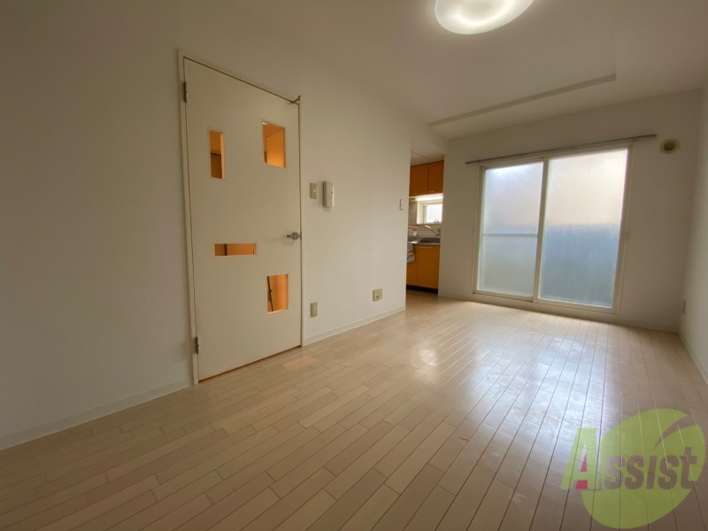 居室・リビング　リビングです。木目のフローリングが落ち着きますね。