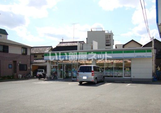 コンビニ　ファミリーマート 昭和安田通三丁目店（コンビニ）まで598m