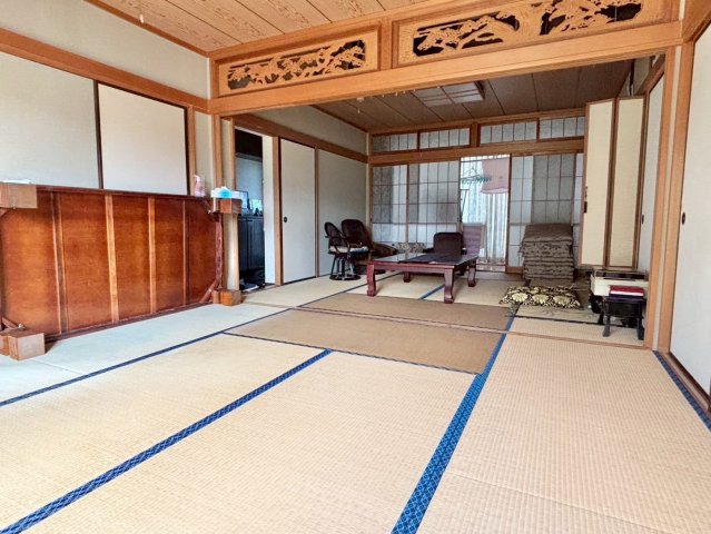 神埼町鶴戸建の居間写真