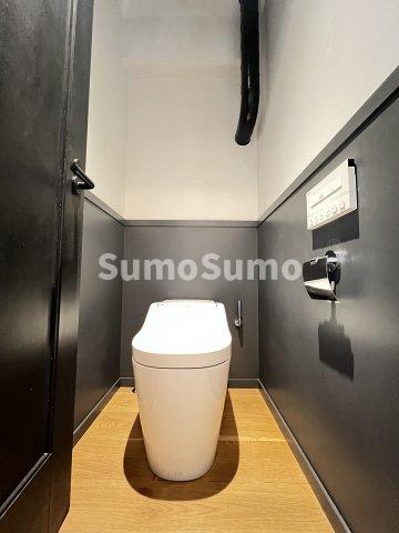 トイレ　落ち着いた色調のトイレです