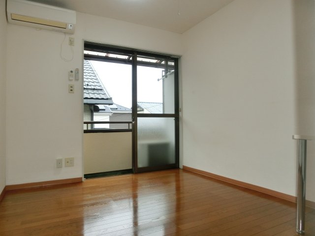 居室・リビング　南向きの明るい室内です。