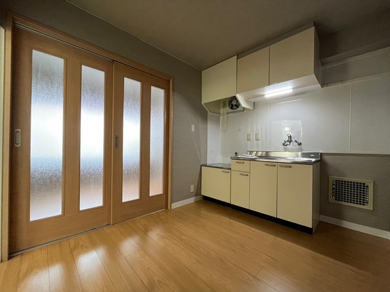 居室・リビング　※別号室の写真です。