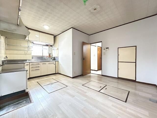 居室・リビング　ダイニングテーブルを置いて団らんの時間を！