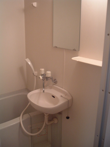 バス・シャワールーム　清潔感のある２点ユニット式バスルーム