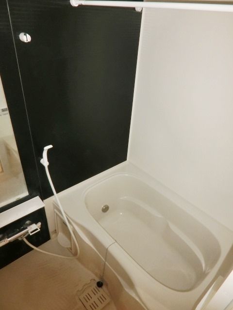 バス・シャワールーム　追い焚き付きのバスルームです