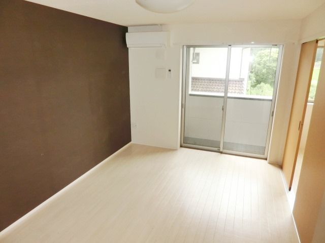 居室・リビング　お洒落なアクセントクロスのリビングです