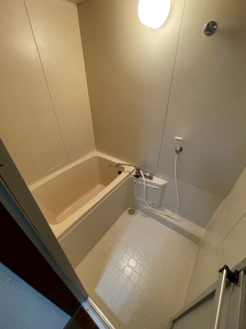 バス・シャワールーム　コンパクトで使いやすいお風呂です