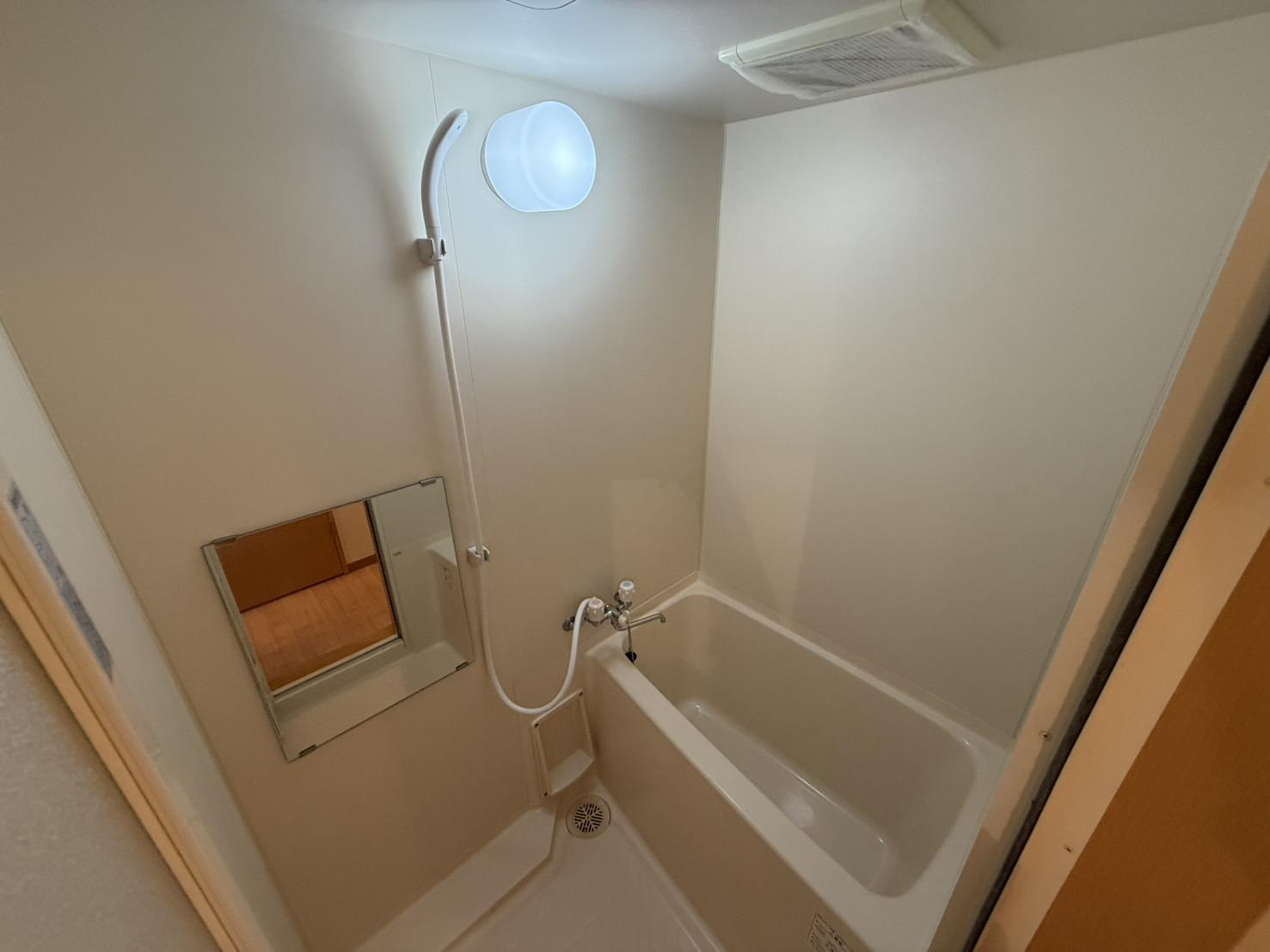 バス・シャワールーム　鏡付きのお風呂です(別室参考写真)