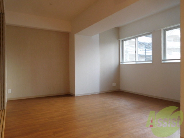 居室・リビング　窓も多くとっても明るいお部屋です