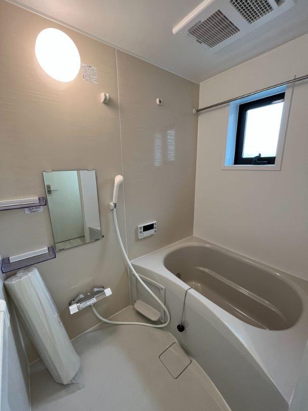 バス・シャワールーム　追い焚き・浴室乾燥機があります。窓もあります。
